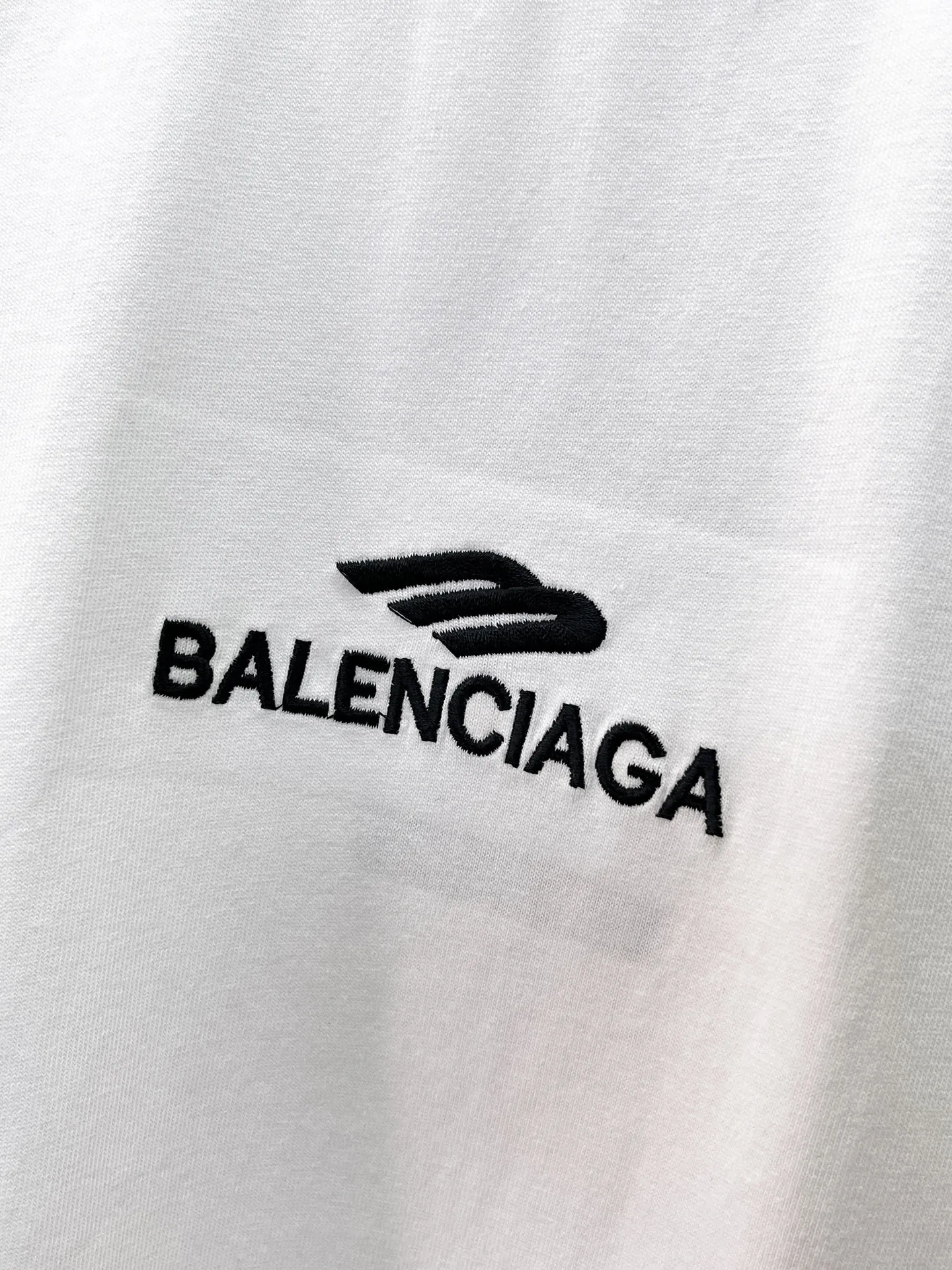 Balenciaga's high-end top-quality products 🐮2026 Spring and Summer New Arrival first counter, the latest New Arrival short-sleeved round neck T-shirt, Premium customized design, avant-garde and fashionable! Brand logo heavy craftsmanship design Premium customized 260g fabric. Soft to the touch. Comfortable to wear. Counter-level exquisite stitching. Fine workmanship. The upper body effect is incomparably handsome! A must-have item for men and women with the same style! Sizes: S~XXL When placing an order, please state your height and weight. The maximum wearing size is 210 pounds (one size larger)